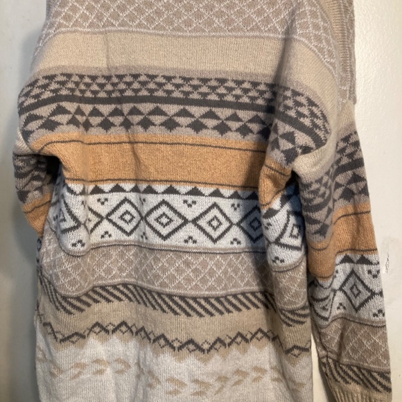 NWOT Geometric Pattern V-Neck Knit Sweater - Picture 3 of 8